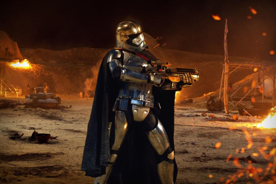 <p>In "Star Wars: Das Erwachen der Macht" hatte Captain Phasma ihren ersten Auftritt. Dass sich hinter der Chrom-Rüstung ein bekanntes Gesicht verbirgt, war nur schwer herauszufinden - denn ihren Helm nahm sie den ganzen Film lang nicht ab ... (Bild: Disney / 2015 Lucasfilm Ltd. & TM. All Rights Reserved)</p> 