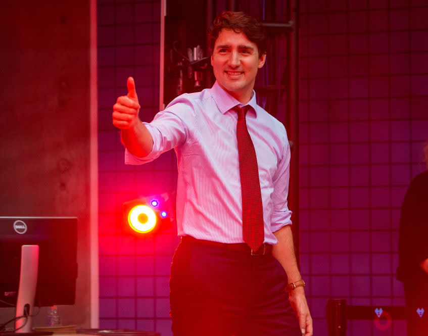 Justin Trudeau photobombed a bunch of kids getting ready for prom, and it’s so cute