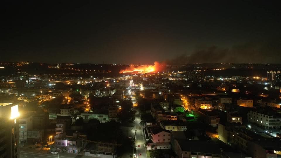 深夜鰲峰山火勢復燃，消防局獲報再度前往灌救。（圖／台中市消防局提供）