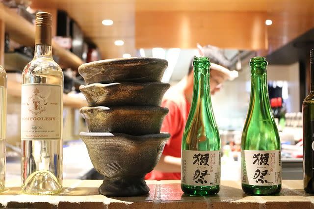 日本居酒屋盛行，深夜時段總是擠滿人潮。（示意圖／翻攝自Pixabay）