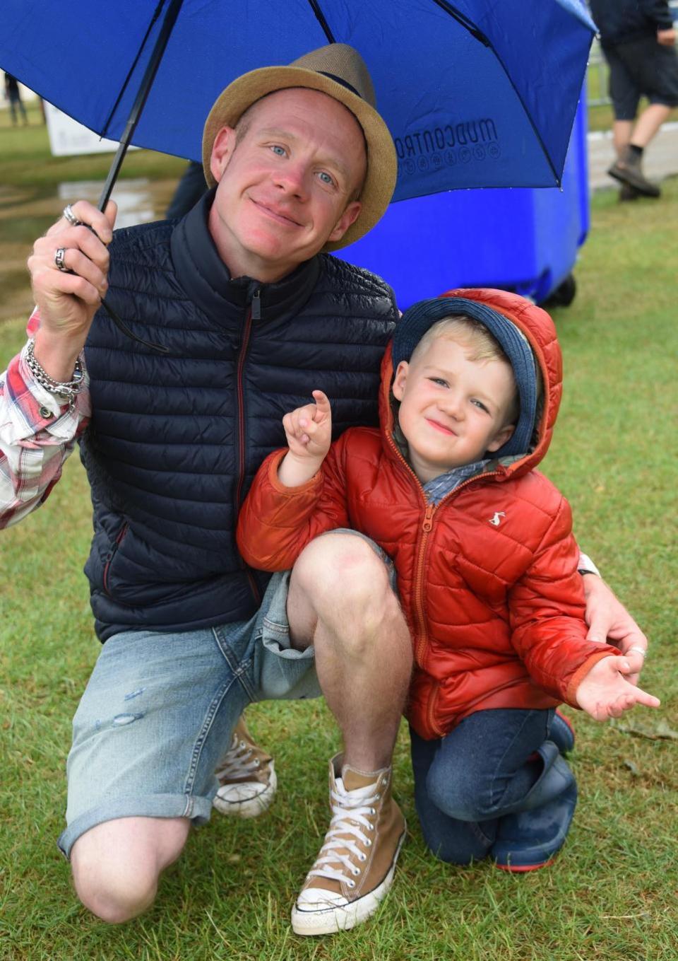 Eastern Daily Press: Ben Sands und sein vierjähriger Sohn James trotzen dem Regen auf der Norfolk Show.