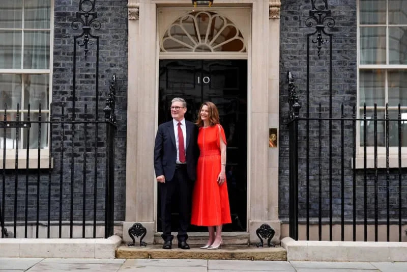 Newly elected UK Prime Minister Sir Keir Starmer stands with his wife Victoria Starmer at his official London residence at No 10 Downing Street for the first time after the Labour party won a landslide victory at the 2024 General Election. James Manning/PA Wire/dpa