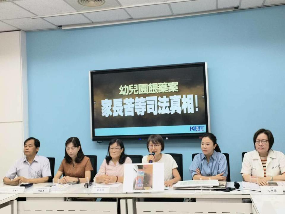 國民黨團與幼教團體代表召開記者會，向檢調、蔡政府發出呼籲。   圖：國民黨立法院黨團/提供