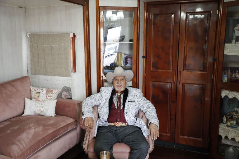 Don Jorge en su casa rodante, una de las tantas que por estos días rodea la gran carpa en el Complejo al Río, Vicente López