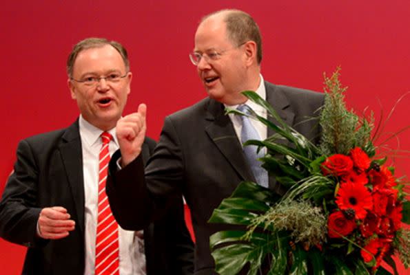 <b>Hauptsache Wahlsieg </b> <br><br>Den schönsten Versprecher im Wahlkampf lieferte ausgerechnet SPD-Kanzlerkandidat Peer Steinbrück. Beim Bundesparteitag in Hannover sagt er über den niedersächsischen Spitzenkandidaten Stephan Weil: "Und am 20. Januar wird der neue Ministerpräsident hier in Nordrhein-Westfalen deshalb auch Stephan Weil heißen." Ob NRW-Ministerpräsidentin Hannelore Kraft schon weiß, was Steinbrück da nun wieder vorhat?