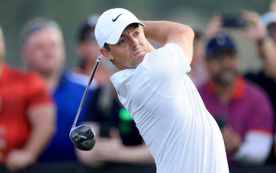 Rory McIlroy juega un tiro