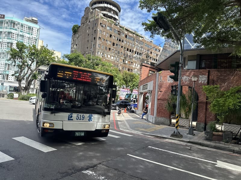 東海大學2女學生22日在台中市中區宮原眼科前路口遭巨業客運撞上，造成1死1傷。市府檢視肇事路口， 提出5大行動改善。（中央社）