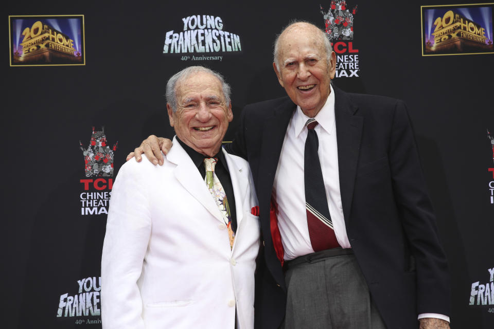 En esta foto del 8 de septiembre de 2014, Mel Brooks, a la izquierda, y Carl Reiner durante una ceremonia para Brooks por los 40 años de la película "Young Frankenstein" en Los Angeles. Reiner falleció la noche del lunes 29 de junio de 2020 de causas naturales en su casa en Beverly Hills, California. Tenía 98 años. (AP Foto/Nick Ut, Archivo)