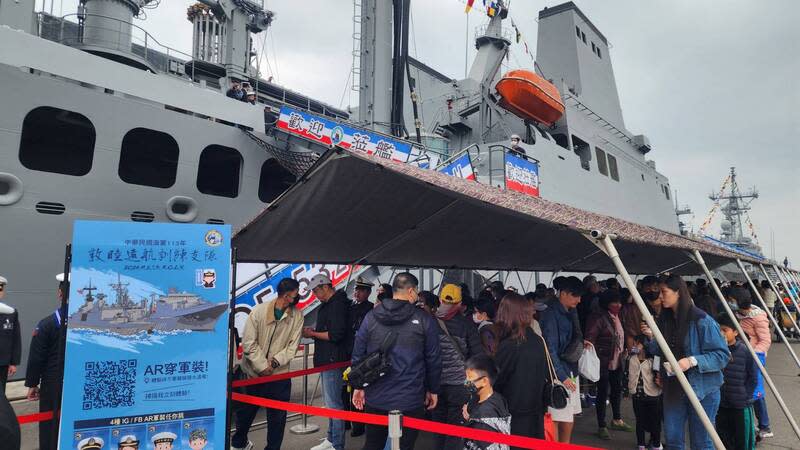 海軍敦睦遠航支隊首站高雄港  民眾排隊登艦參觀 海軍敦睦遠航支隊9日起至25日執行國內環島航訓任 務，包含磐石、迪化、成功3艘艦艇將停泊國內7大港 口，開放民眾參觀，9日首場在高雄港舉行，吸引許 多民眾到場，排隊登艦參觀。 中央社記者洪學廣攝  113年3月9日 