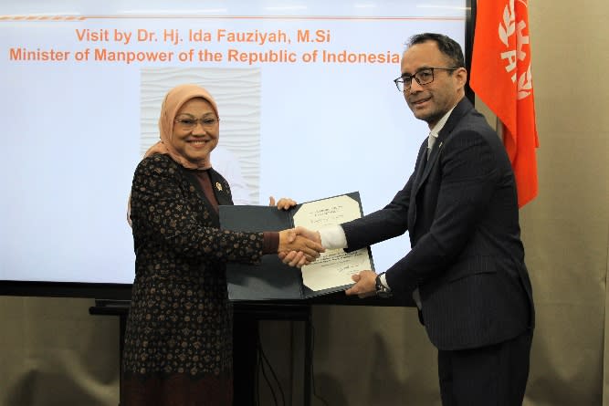 <div> <i> APO Secretary-General Dr. Indra P. Singawinata (R) presenting the certificate of completion of the demonstration project in Sorong to Indonesian Minister of Manpower Dr. Ida Fauziyah. </i> </div>