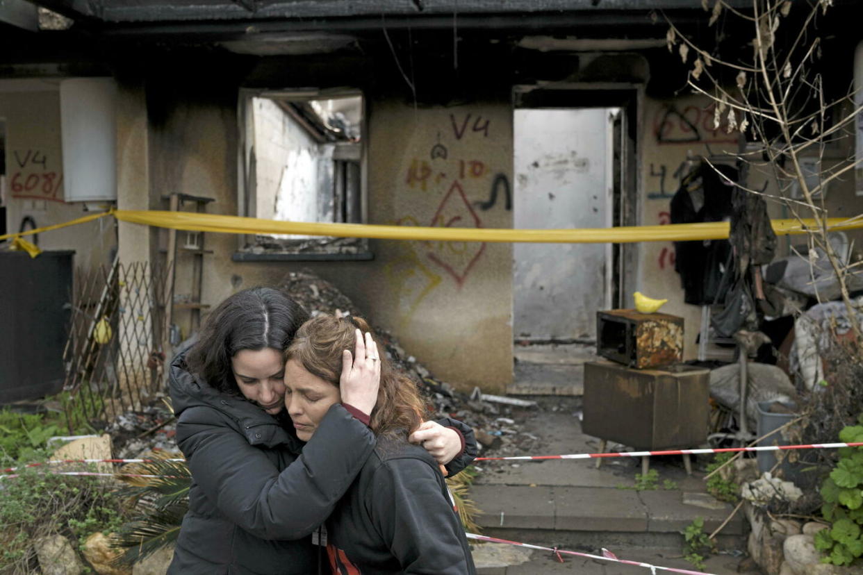 Amit Soussana, enlacée par une amie devant sa maison détruite lors des attaques du 7 octobre, le 29 janvier 2024.  - Credit:Leo Correa/AP/SIPA