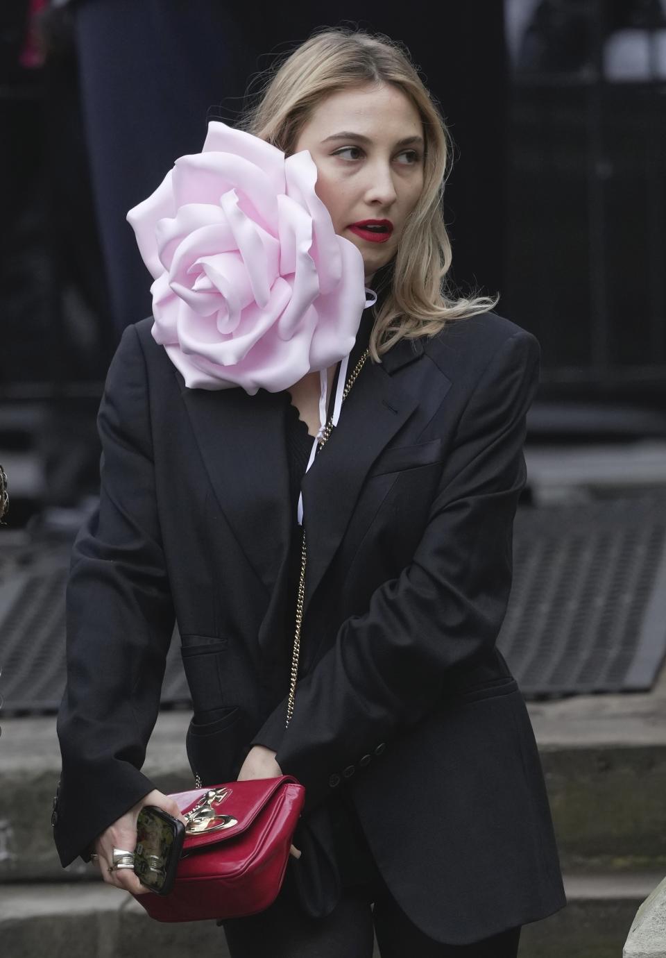 Una invitada llega a la misa conmemorativa para la fallecida diseñadora Vivienne Westwood en la Catedral de Southwark, en Londres, el jueves 16 de febrero de 2023. (Foto AP/Kin Cheung)