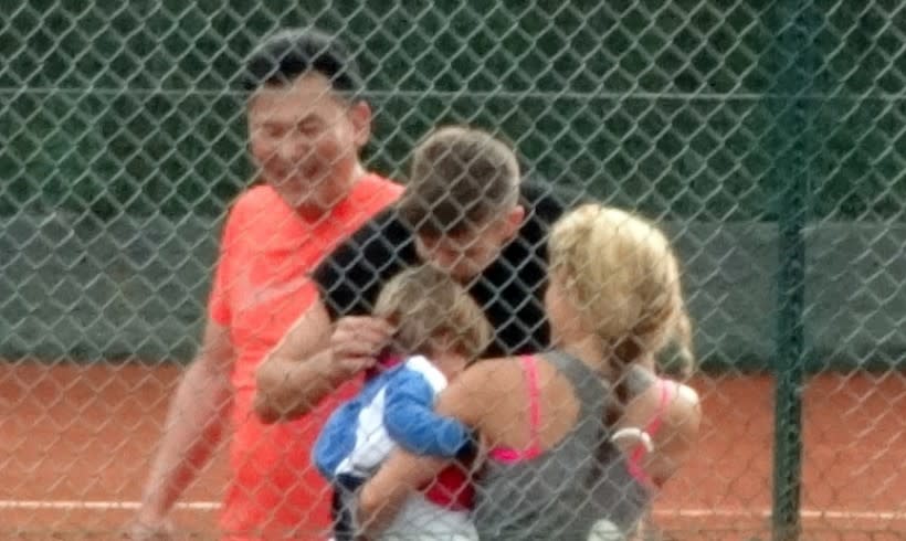 Gerard Piqué y su hijo Sasha le hacen una visita sorpresa a Shakira mientras practica tenis