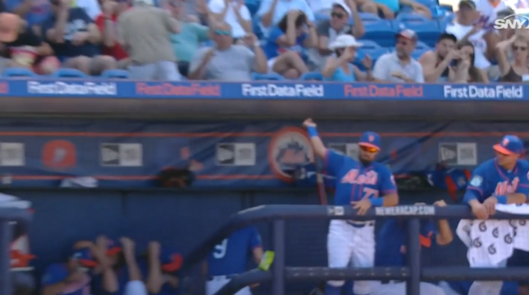 Mets player catches bat flying towards dugout 