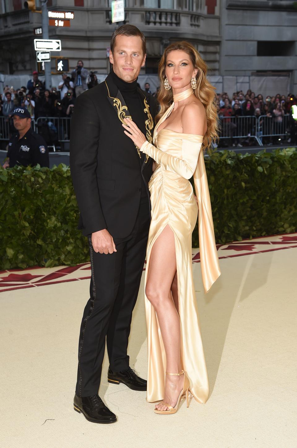 <h1 class="title">Tom Brady and Gisele Bündchen, both in Versace</h1><cite class="credit">Photo: Getty Images</cite>