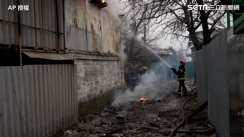 俄羅斯轟炸烏克蘭各地城鎮，現場滿目瘡痍。（圖／AP授權）