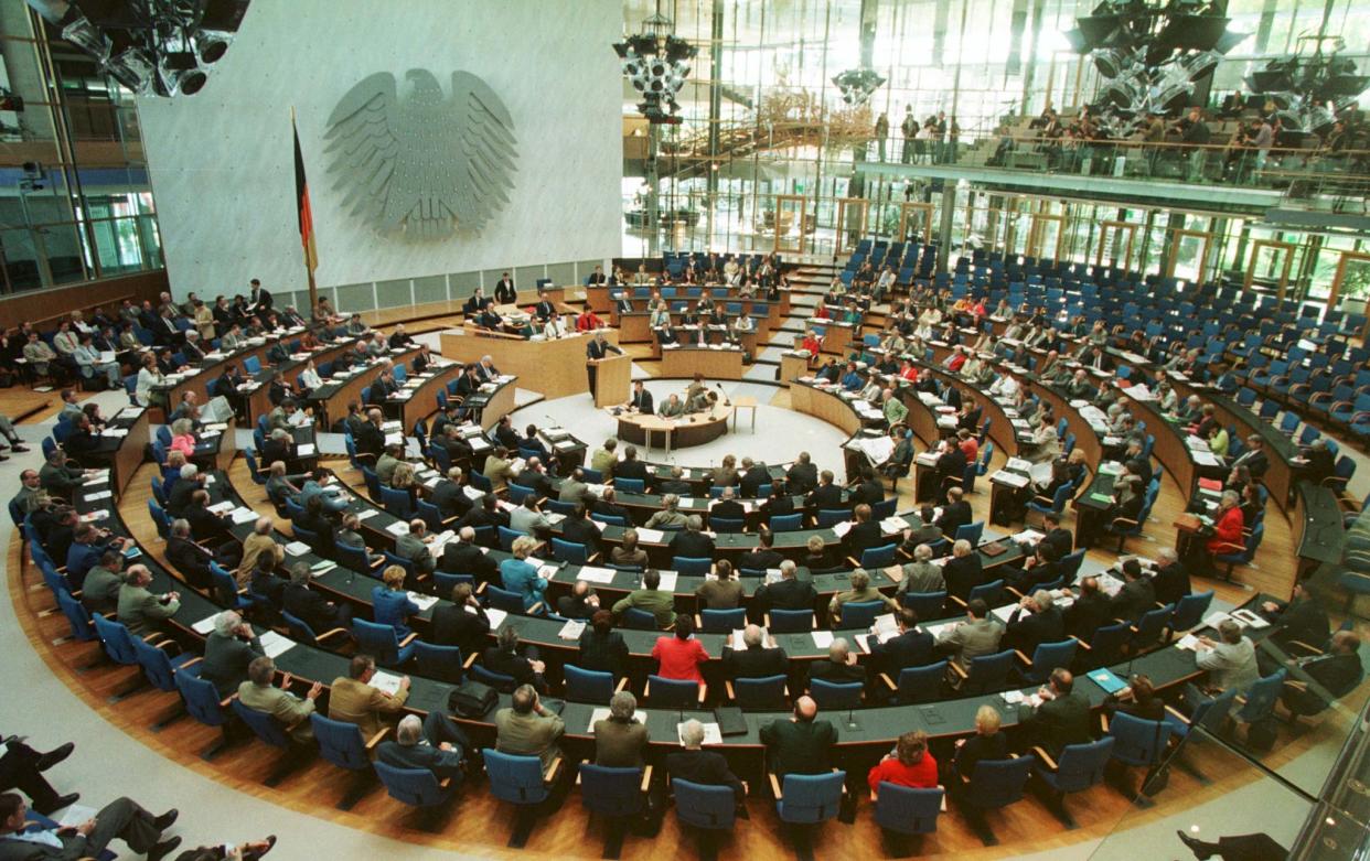 Vor allem der alte Plenarsaal des Bundestags in Bonn hat so manch schweres politisches Gefecht mit anschauen müssen. In der Berliner Republik geht es bis jetzt etwas gesitteter zu. (Bild: REUTERS)