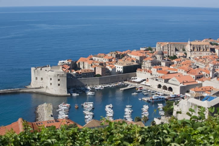 Wer mit einem preiswerten Strandurlaub liebäugelt, für den ist die Adria genau das Richtige. Eine Nacht in einem 3-Sterne-Hotel in Ulcinj in Montenegro ist sogar schon für knapp 30 Euro zu haben. (Bild-Copyright: Thinkstock)