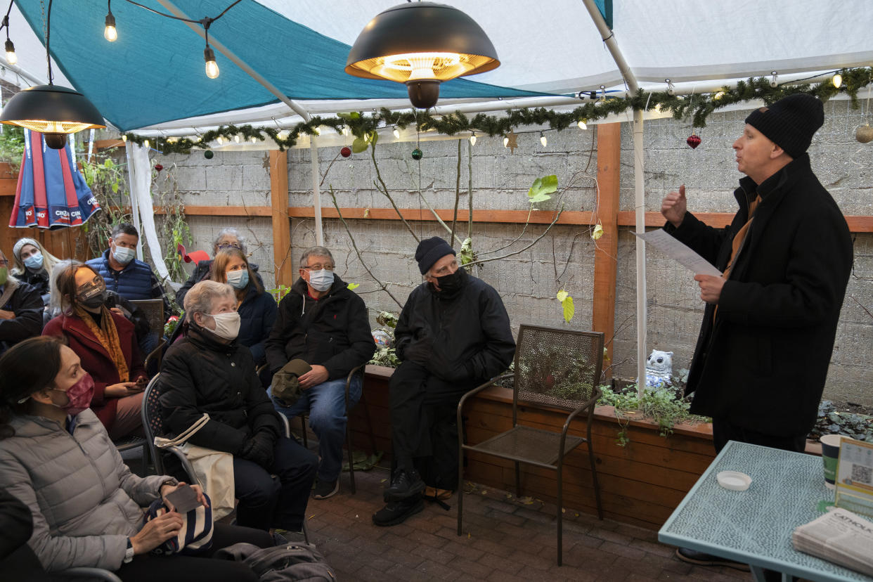 El reverendo Anthony Andreassi lidera una oración frente a la casa de infancia de Dorothy Day, en Brooklyn, el 8 de diciembre de 2021. (James Estrin/The New York Times)
