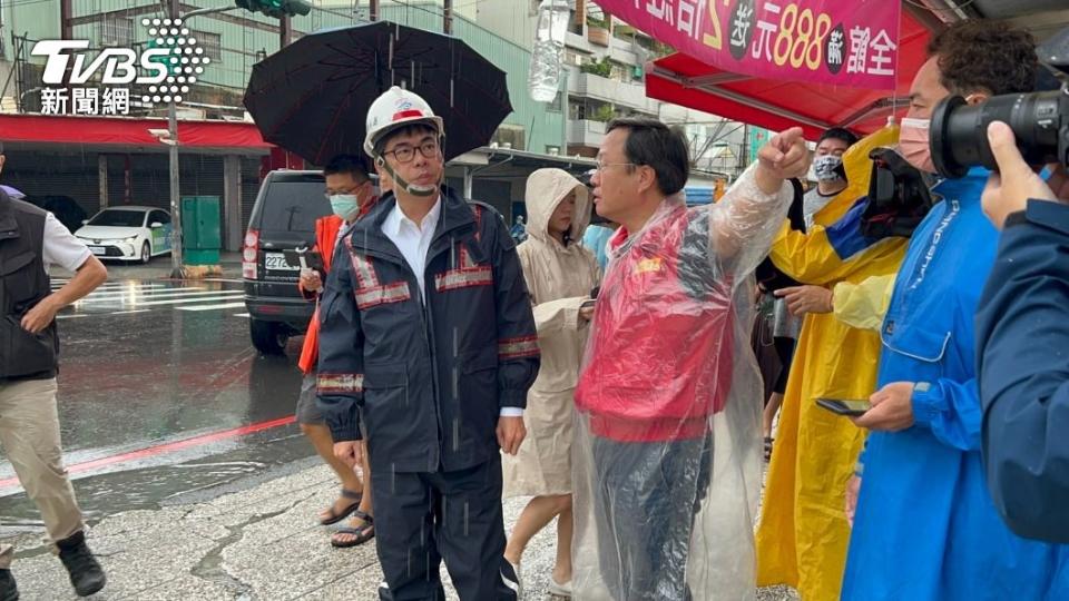 上午9點30分市長陳其邁與副市長林欽榮緊急前往本館路、球場路口，視察積水情形。（圖／TVBS）