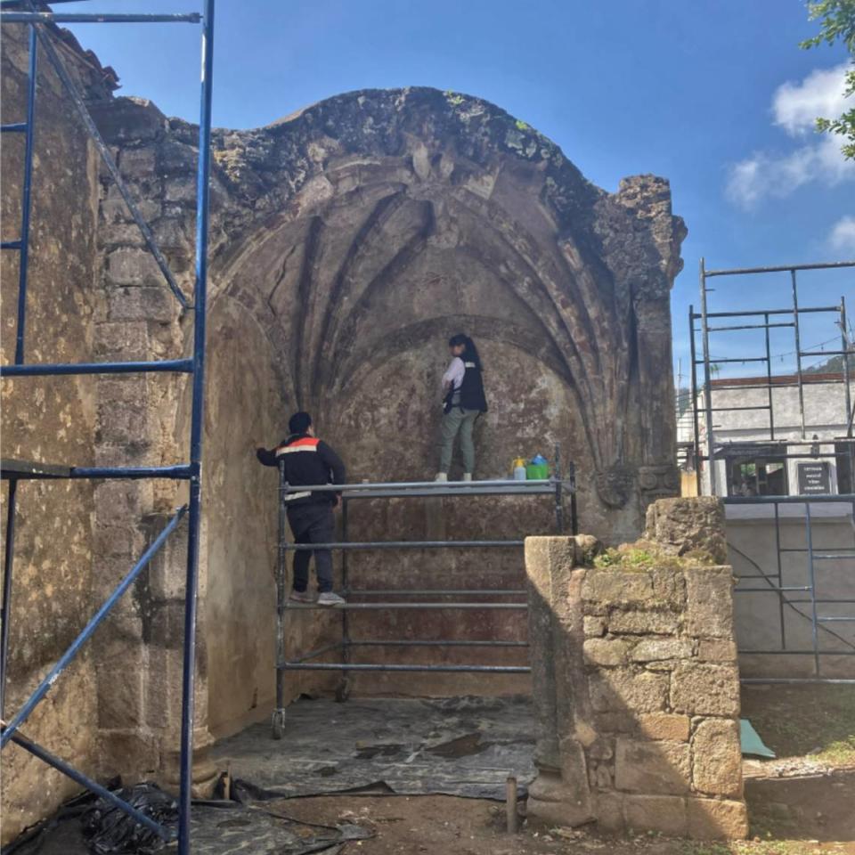 Arqueólogos trabajando para descubrir los murales en las paredes de las capillas al aire libre.