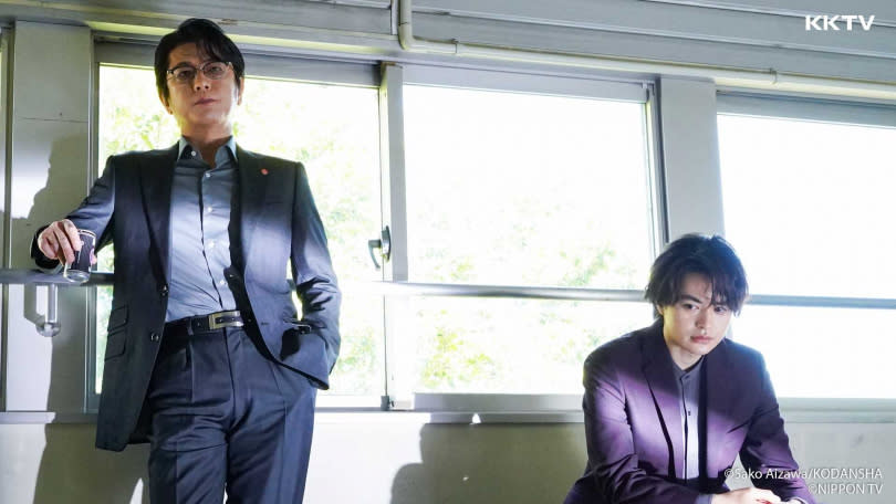 及川光博（左）飾演刑警，與瀨戶康史飾演的推理小說家合作破案。（圖／KKTV提供）