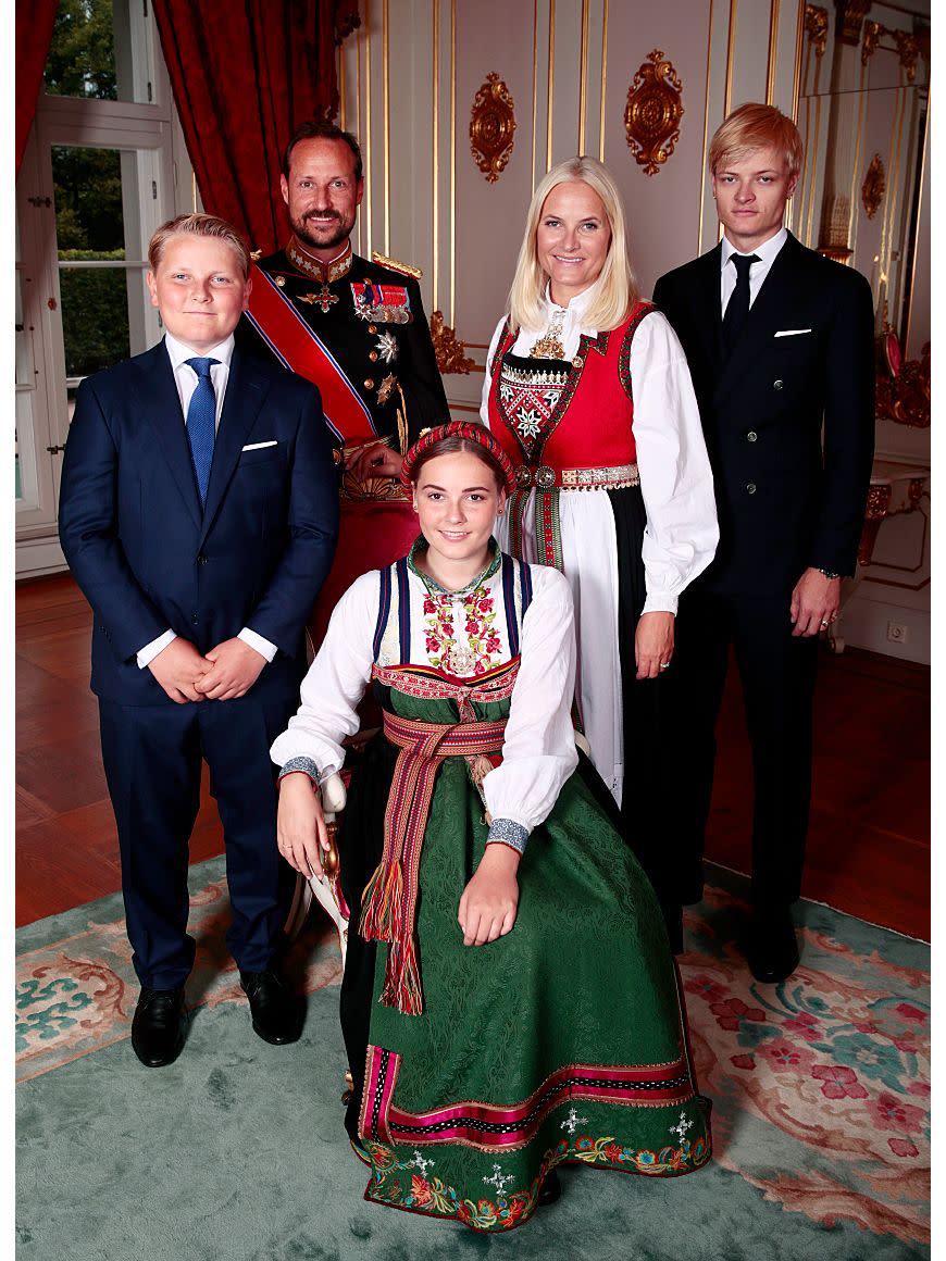 <p>La princesa Ingrid Alexandra posa junto a sus padres, Haakon y Mette-Marit de Noruega, y sus hermanos, Marius Borg Høiby (fruto de su relación anterior de su madre) y Sverre Magnus, el día de su confirmación, en agosto de 2019.</p><p>Como padrino, Felipe VI, acudió al acto y le regaló a su ahijada una pulsera con cristales de la firma asturiana Quirós.</p>