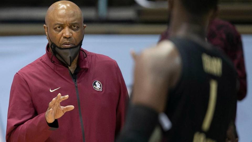 Florida State coach Leonard Hamilton has a word with RaiQuan Gray (1) during the first half against North Carolina on Saturday, February 27, 2021 in Chapel Hill, N.C.