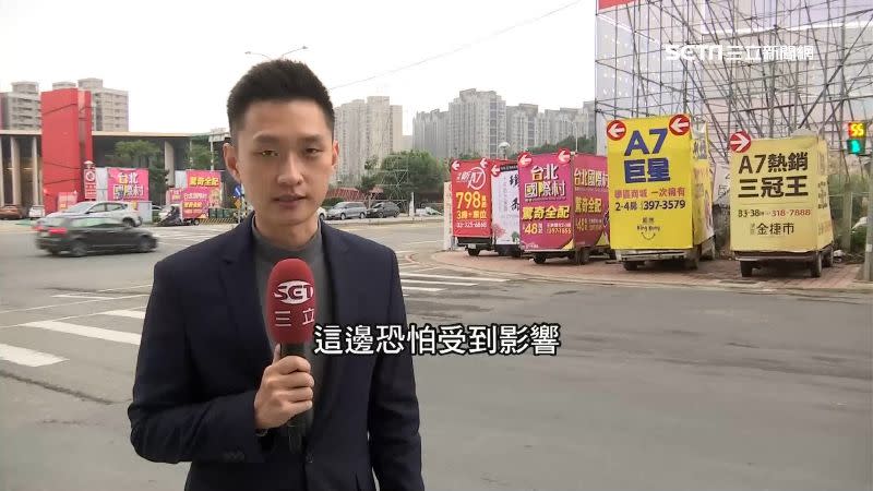 大林口地區新興的建案熱點附近就停了6輛不同建案的宣傳車。