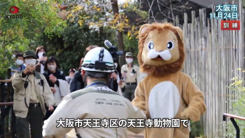 ▲大阪天王寺動物園進行動物脫逃演習。（圖／擷取自共同社YouTube）