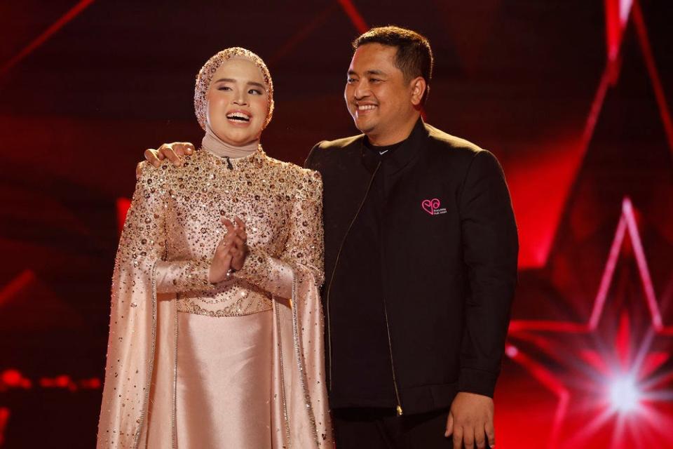 Simon Cowell's Golden Buzzer act, Indonesian singer-songwriter Putri Ariani (left), was also voted through to the finale.