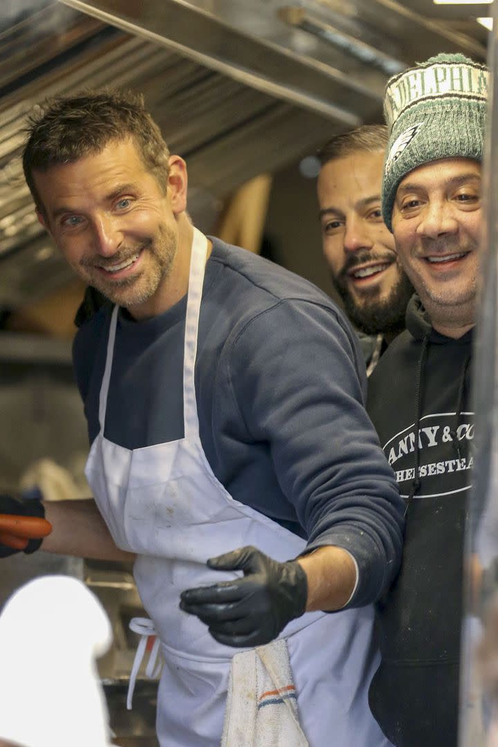 ¡Bradley Cooper vendió sándwiches por US$10 en Nueva York y enloqueció a todos! Durante la aventura culinaria, el actor y director rememoró su interpretación en el film Una buena receta, película en la que le dio vida a un chef y preparó y entregó comida a los que se acercaban...