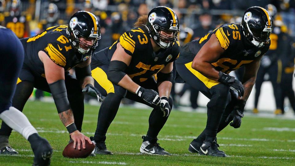 The Pittsburgh Steelers prepare to start their game against the New England Patriots