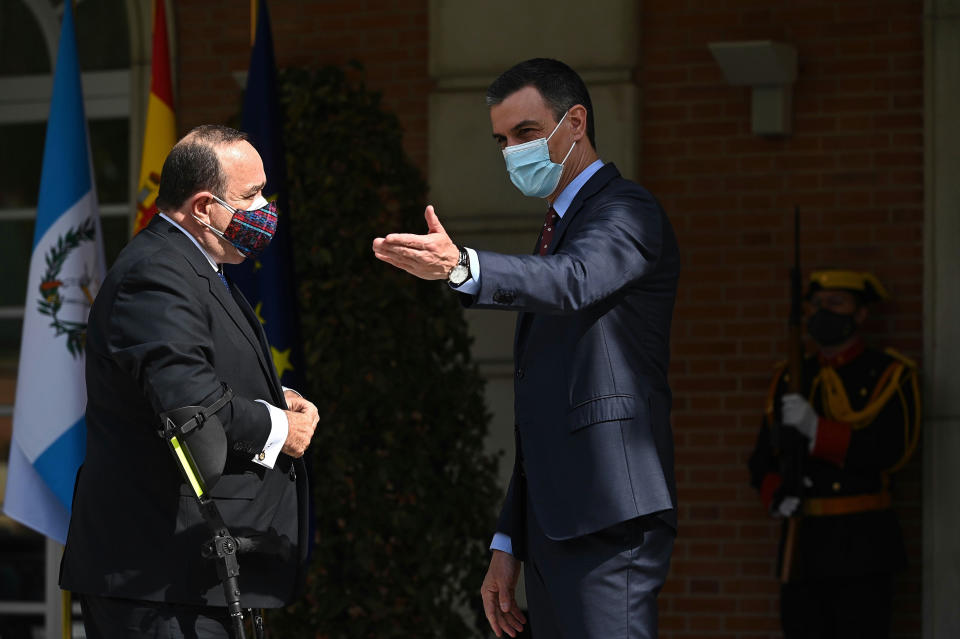 El presidente de Guatemala, Alejandro Giammattei, a la izquierda, se reúne con el presidente del Gobierno de España, Pedro Sánchez, en el Palacio de la Moncloa, en Madrid, España, el lunes 19 de abril de 2021, antes de su cumbre de líderes latinoamericanos en Andorra. (Fernando Villar/Pool via AP)