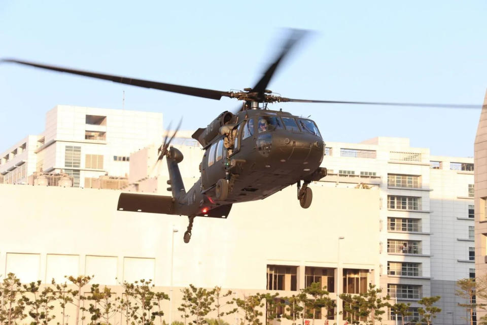 <strong>陸航UH-60A黑鷹直升機上午進行520就職典禮路線試飛（攝自國防部發言人臉書）</strong>