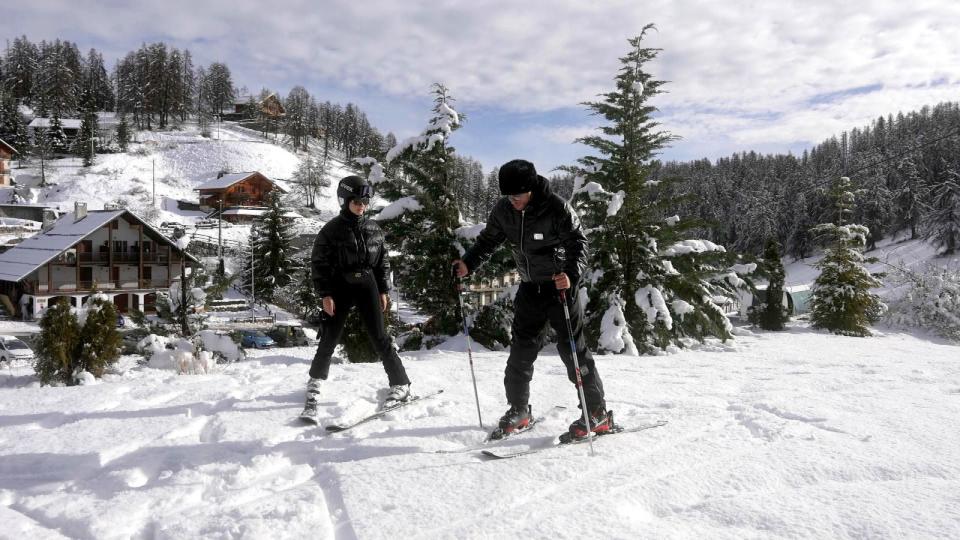Davina will ihrem Freund Ozan das Skifahren beibringen, verliert dann aber die Geduld. (Bild: RTLZWEI)