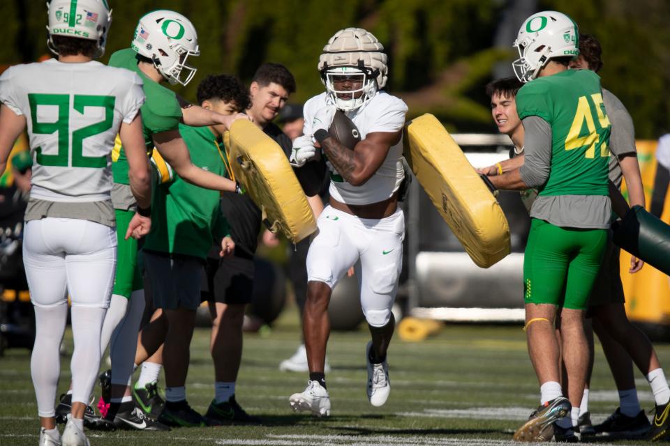 Oregon running back Jay Harris works out during practice Tuesday.