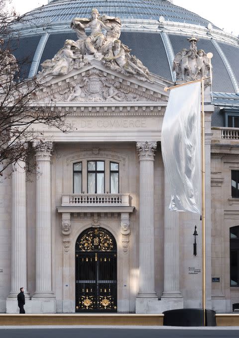 館外一面由 Ronan Bouroullec 和 Erwan Bouroullec 設計的銀色旗幟。 PHOTO CREDIT: Studio Bouroullec
