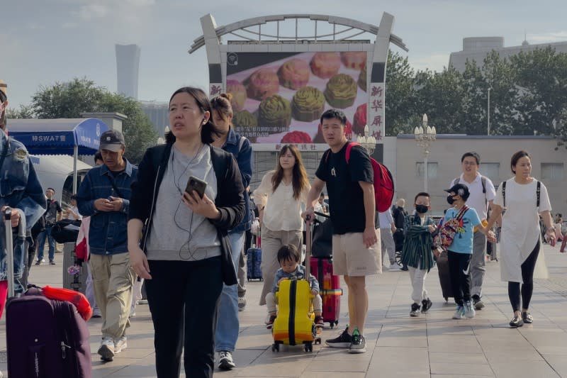 <cite>2023年9月29日，北京火車站附近的遊客。（美聯社）</cite>