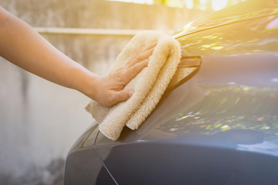 有網友好奇「自己洗車有什麼缺點？」掀起網友熱議。（示意圖／Getty Images）