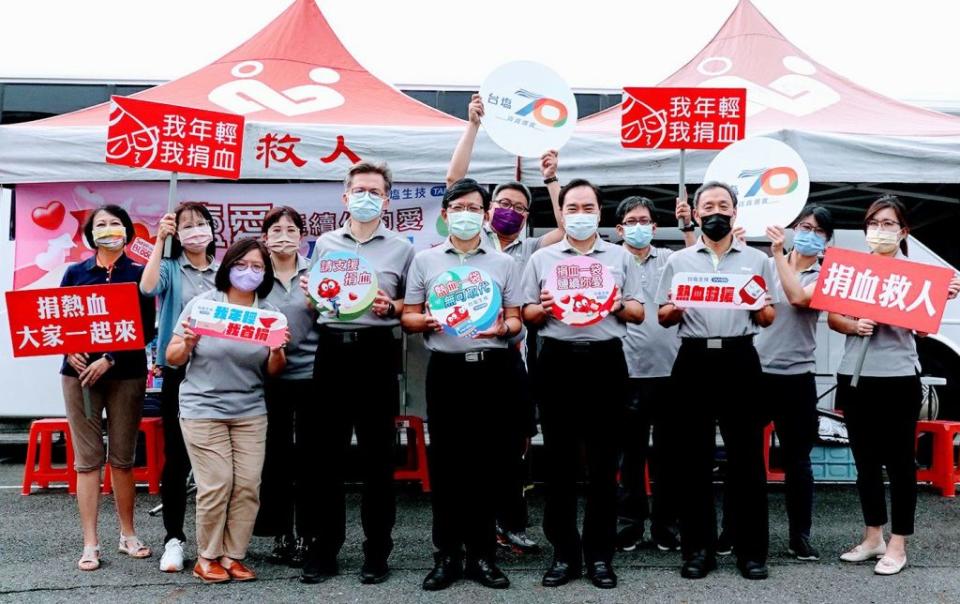 台鹽十八日在台南總公司舉辦七十週年慶捐血活動。（台鹽提供）