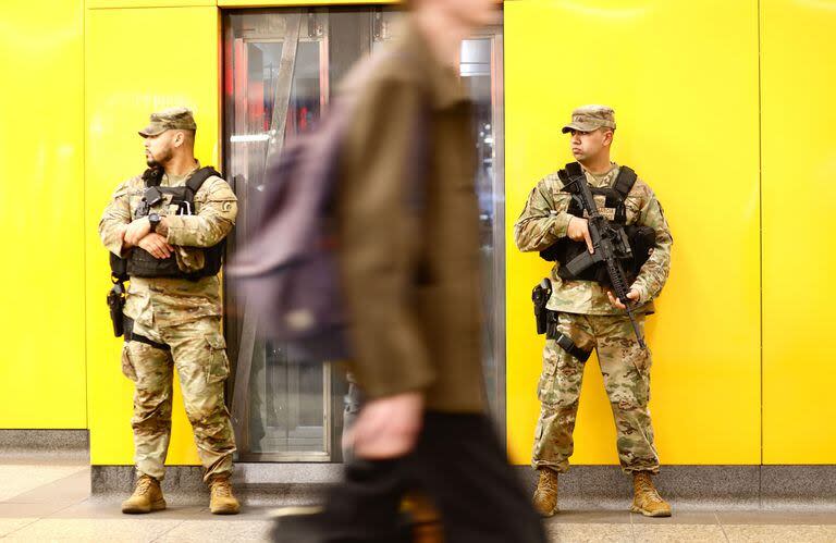 Miembros de la Guardia Nacional del Ejército de EE. UU. vigilan en la estación Penn en la ciudad de Nueva York el 7 de marzo de 2024