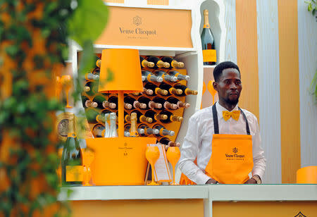 Un barman parado en el bar de Veuve Clicquot champán durante el Torneo de Polo Internacional de Lagos 2019, Nigeria. 16 de marzo de 2019. REUTERS/ Afolabi Sotunde.