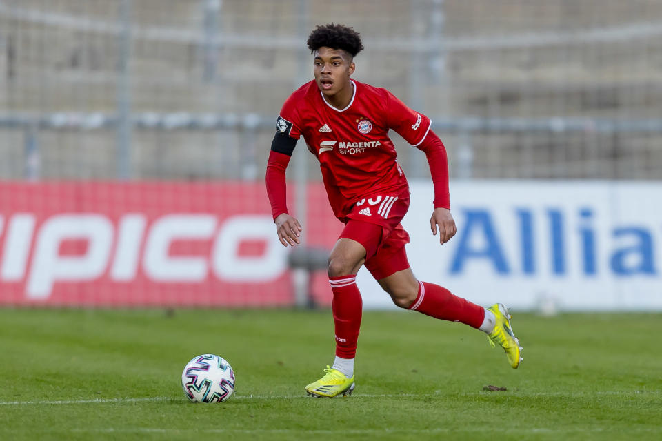 MUNICH, GERMANY - APRIL 16: (BILD ZEITUNG OUT) Justin Isiah Che of FC Bayern Muenchen II controls the ball during the 3. Liga match between Bayern München II and Hansa Rostock at Stadion an der Gruenwalder Straße on April 16, 2021 in Munich, Germany. (Photo by Roland Krivec/DeFodi Images via Getty Images)