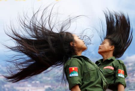 Ethnic Wa performer dressed as United Wa State Army (UWSA) soldiers perform a traditional dance in Mongmao, Wa territory in northeast Myanmar October 1, 2016. Picture taken on October 1, 2016. REUTERS/Soe Zeya Tun