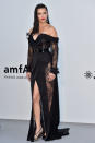 Morticia, sors de ce corps ! Est-ce pour rendre hommage à la mère de la famille Addams qu’Adriana Lima a revêtu une robe gothico-sexy ? Le mannequin brésilien a poussé le sens du détail jusqu’à porter une vernis à ongles noir.