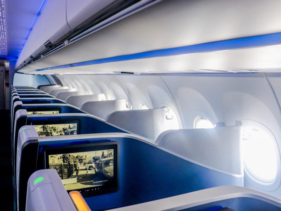 Flying JetBlue Airways from London to New York in Mint business class - JetBlue Airways London to New York in Mint business class flight 2021