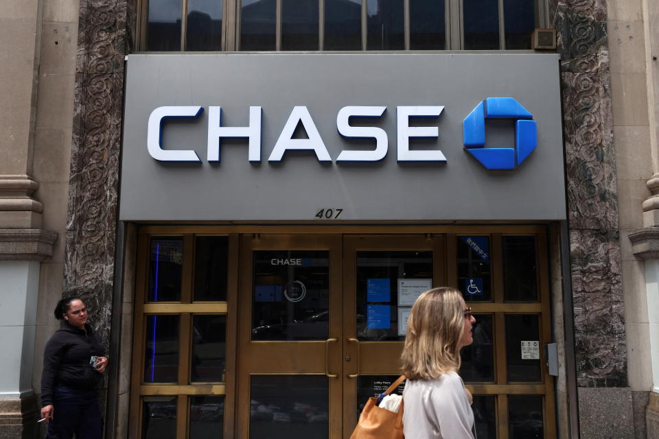 Des panneaux de signalisation sont visibles dans une agence de la Chase Bank à Manhattan, New York City, États-Unis, 20 mai 2022. REUTERS/Andrew Kelly