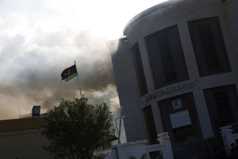 2018年12月25日，利比亞外交部爆發恐怖攻擊，伊斯蘭國宣稱犯案。（AP）