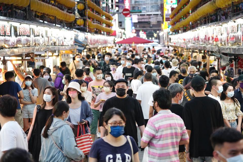 疫情警戒降級首日，基隆廟口夜市迎來兩個多月來首見的人潮，許多名店前擠滿了排隊人潮，人與人之間已無社交距離空間，處處摩肩擦踵到，人們脫下口罩，享受睽違多時的大快朵頤的快感！預料越晚越熱鬧。   圖：張良一/攝